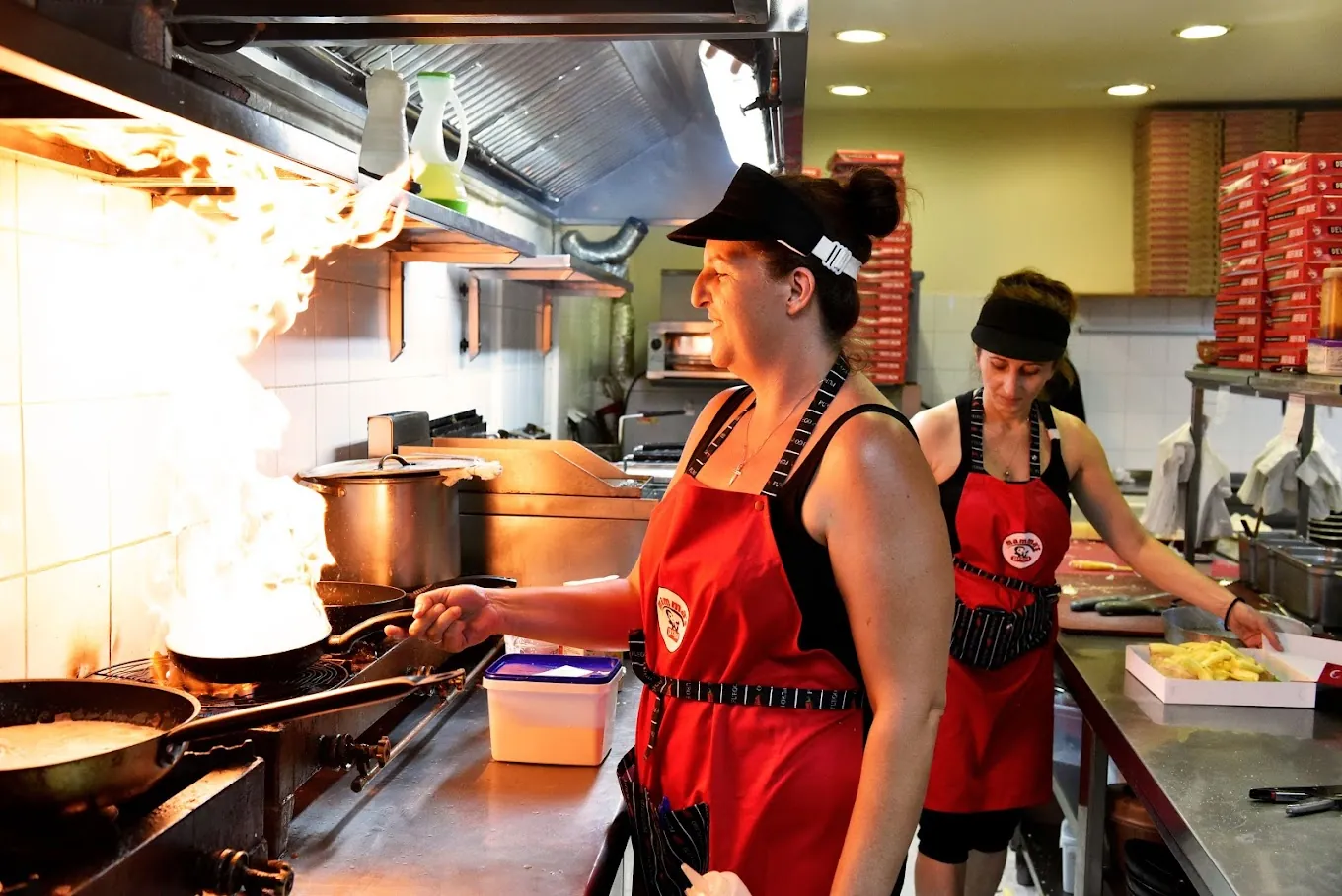 Mamma's Pizza kitchen in action